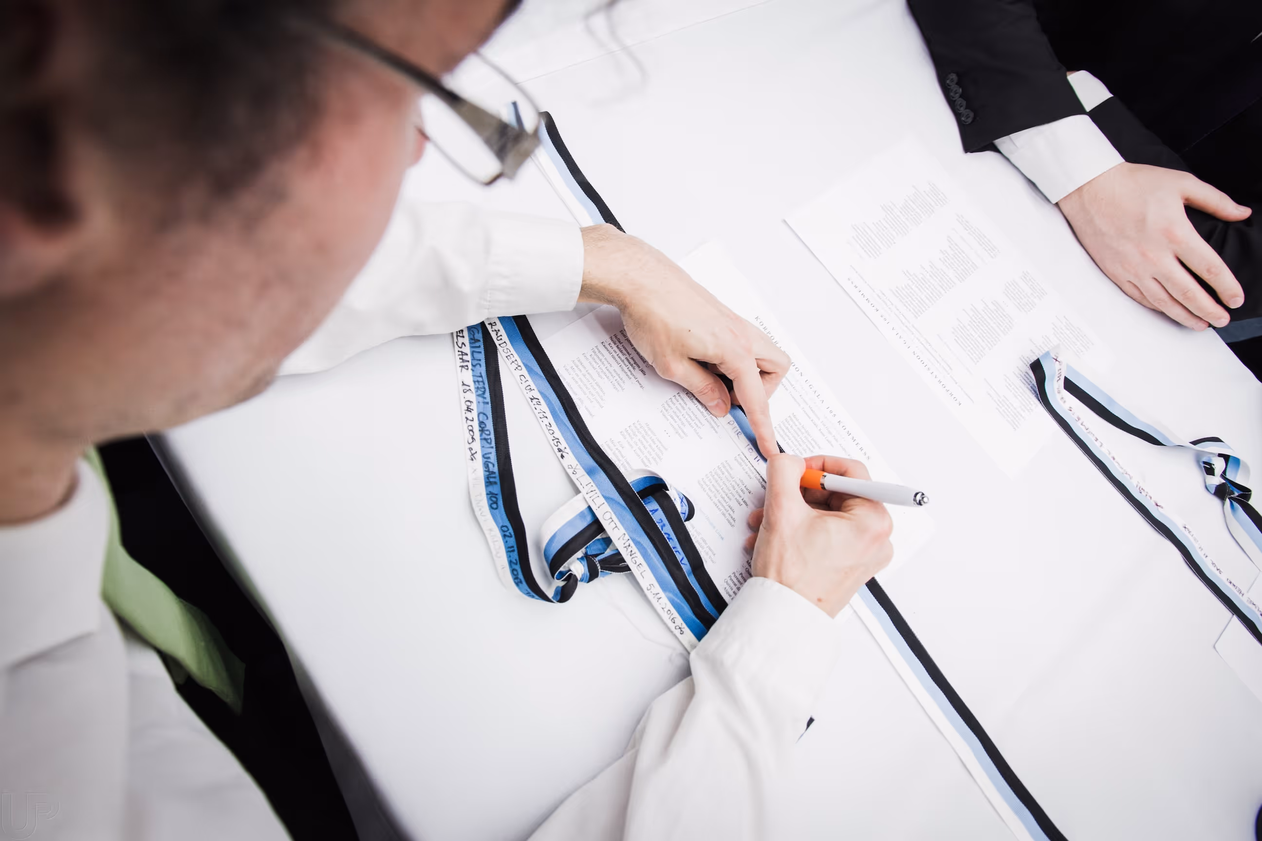 Korporatsioon Ugala vennastumisel lintidele kirjutamine