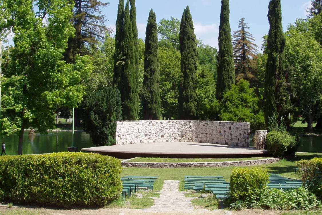Silent disco setup at some of our favourite locations in Denver's Washington Park by Silent Disco Rentals. Explore the unique experience of hosting events with wireless headphones in these picturesque venues