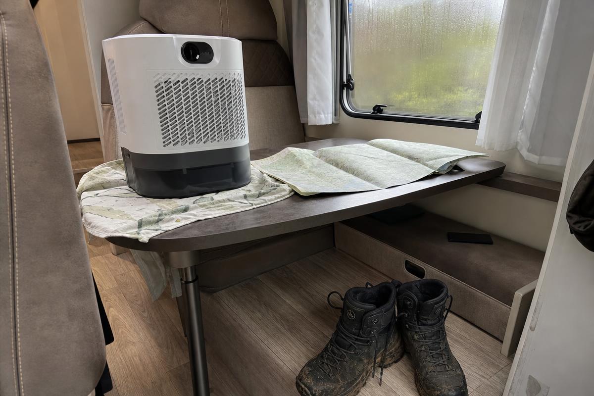 Preparativos para viajar a Irati en autocaravana: deshumidificador y botas impermeables