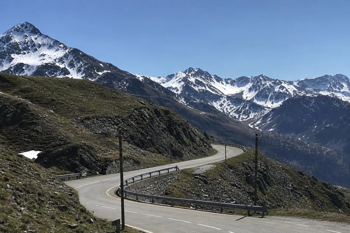 Carretera del Pirineo catalán con cumbres nevadas, accesible desde Barcelona en autocaravana