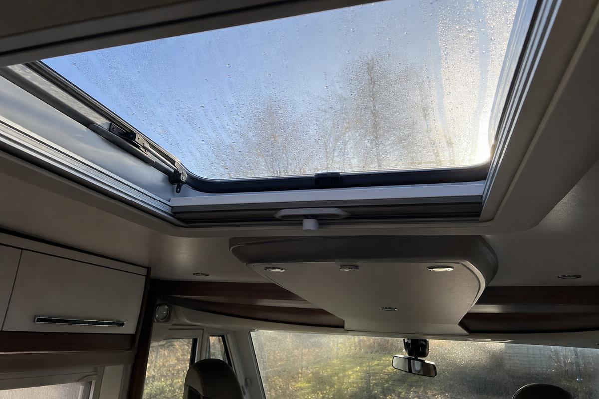 Claraboya de autocaravana abierta para ventilar y evitar condensación en otoño