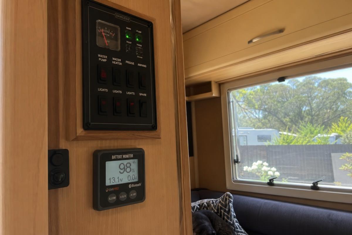 Panel de control de autocaravana mostrando estado de batería auxiliar