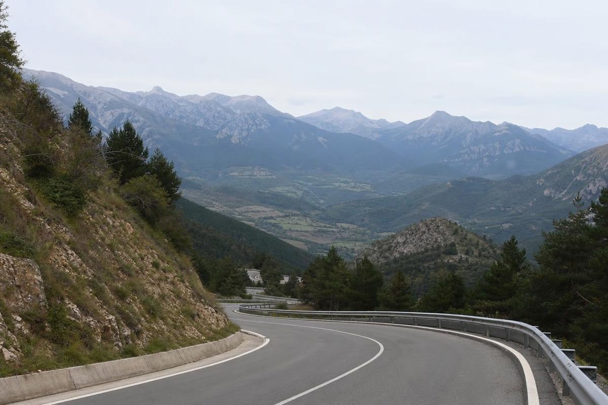 Carretera N-260 con curvas en el Pirineo Aragonés, vista desde el mirador