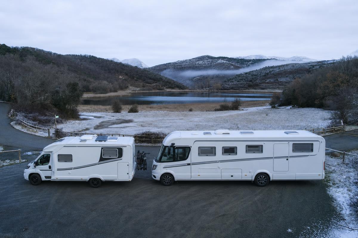Comparativa de tamaño entre dos autocaravanas en una carretera de montaña del Pirineo catalán