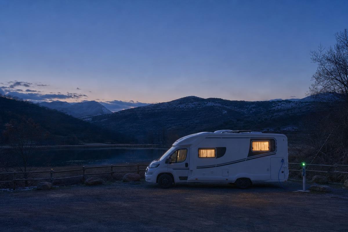 Autocaravana conectada a electricidad en un área privada de pago