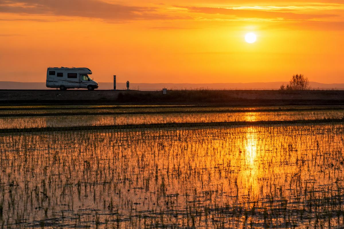 Paisaje del Delta del Ebro con área de autocaravanas al fondo