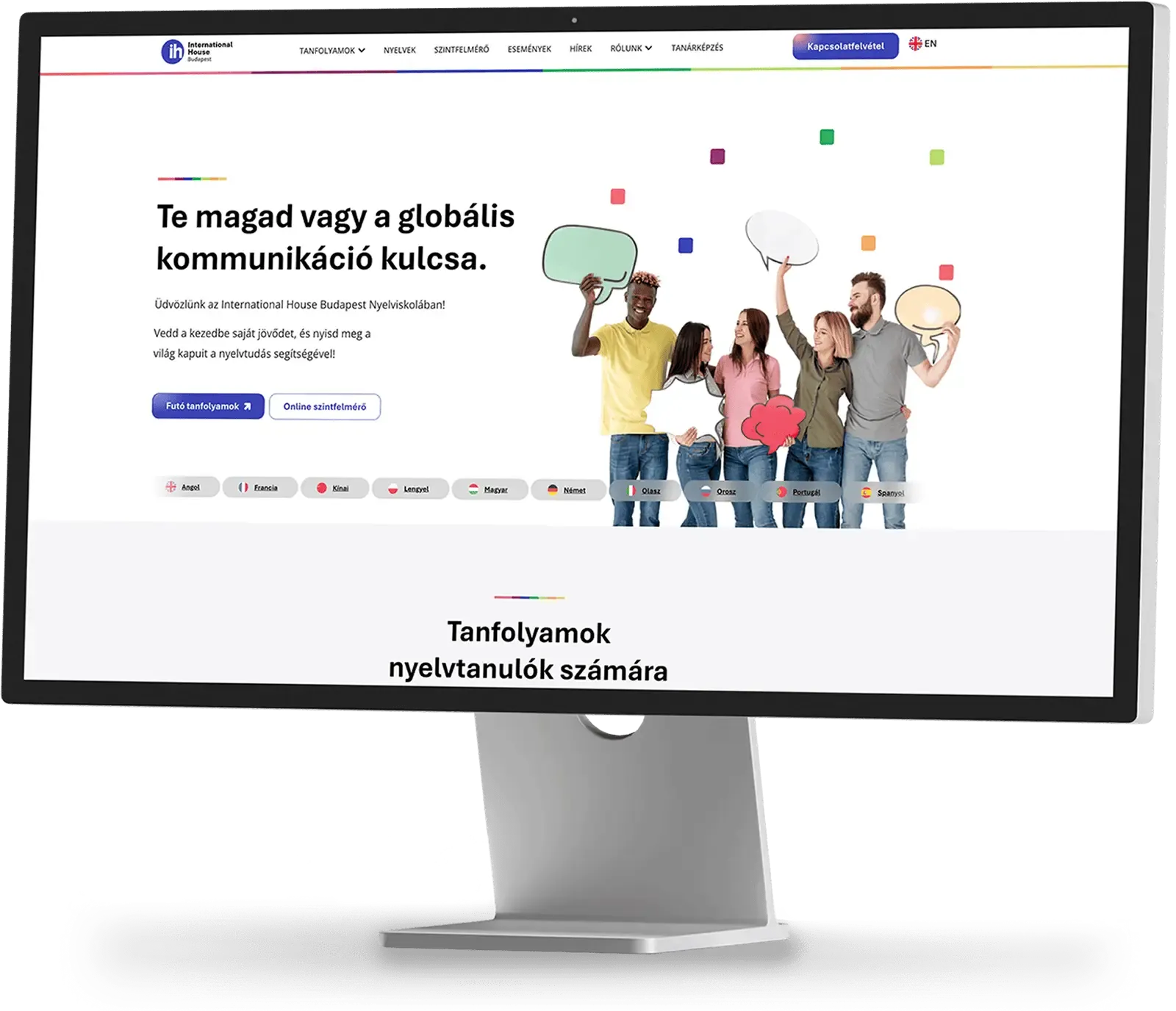 Az International House Budapest weboldalának kezdőlapja, amelyen öt különböző ember látható, akik színes beszédbuborékokat tartanak a kezükben, és szöveggel népszerűsítik a nyelvtanfolyamokat és a kommunikációt.