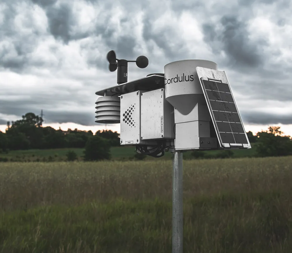 Cordulus weather station in a field with rainy clouds