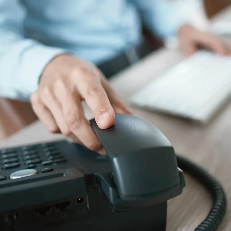 Cordulus-Mitarbeiter am Telefon, um Ihre Anfrage zu beantworten