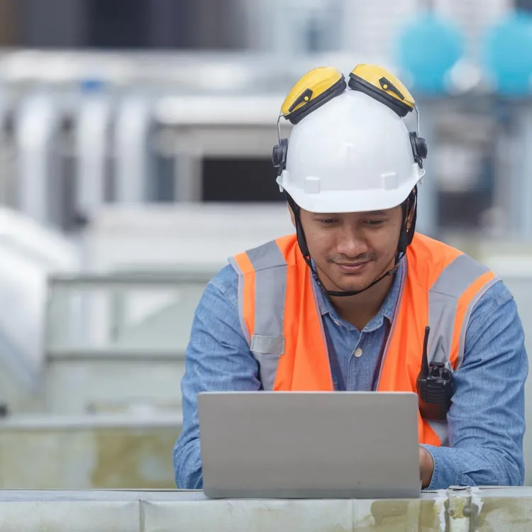 Byggepladsleder undersøger lokale vejrdata og prognoser fra Cordulus construction Weather