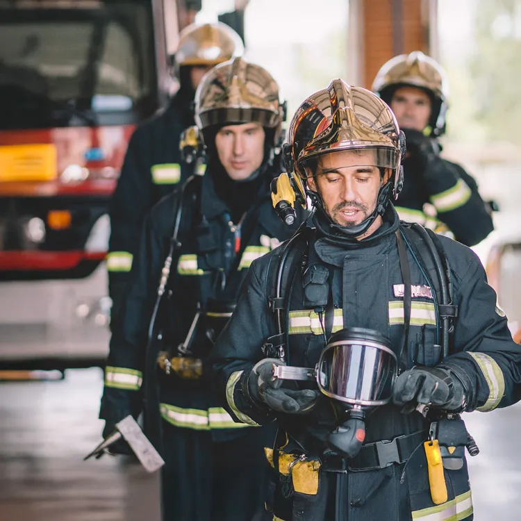 Os bombeiros preparam-se para partir