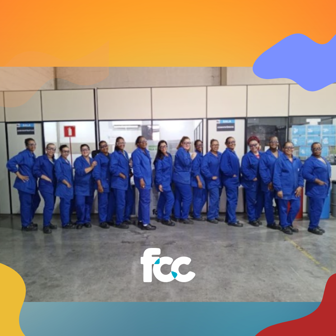 Mulheres posando para foto, com uniforme azul.