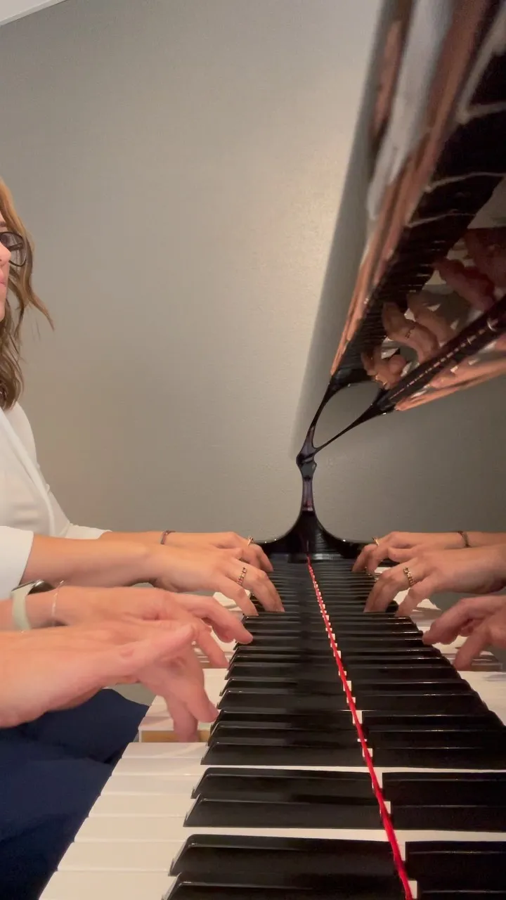 hands playing piano