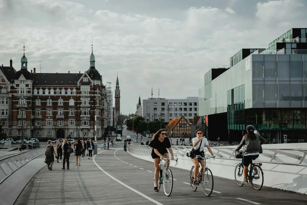 Cyklister på Lille Langebro ved BLOX i København