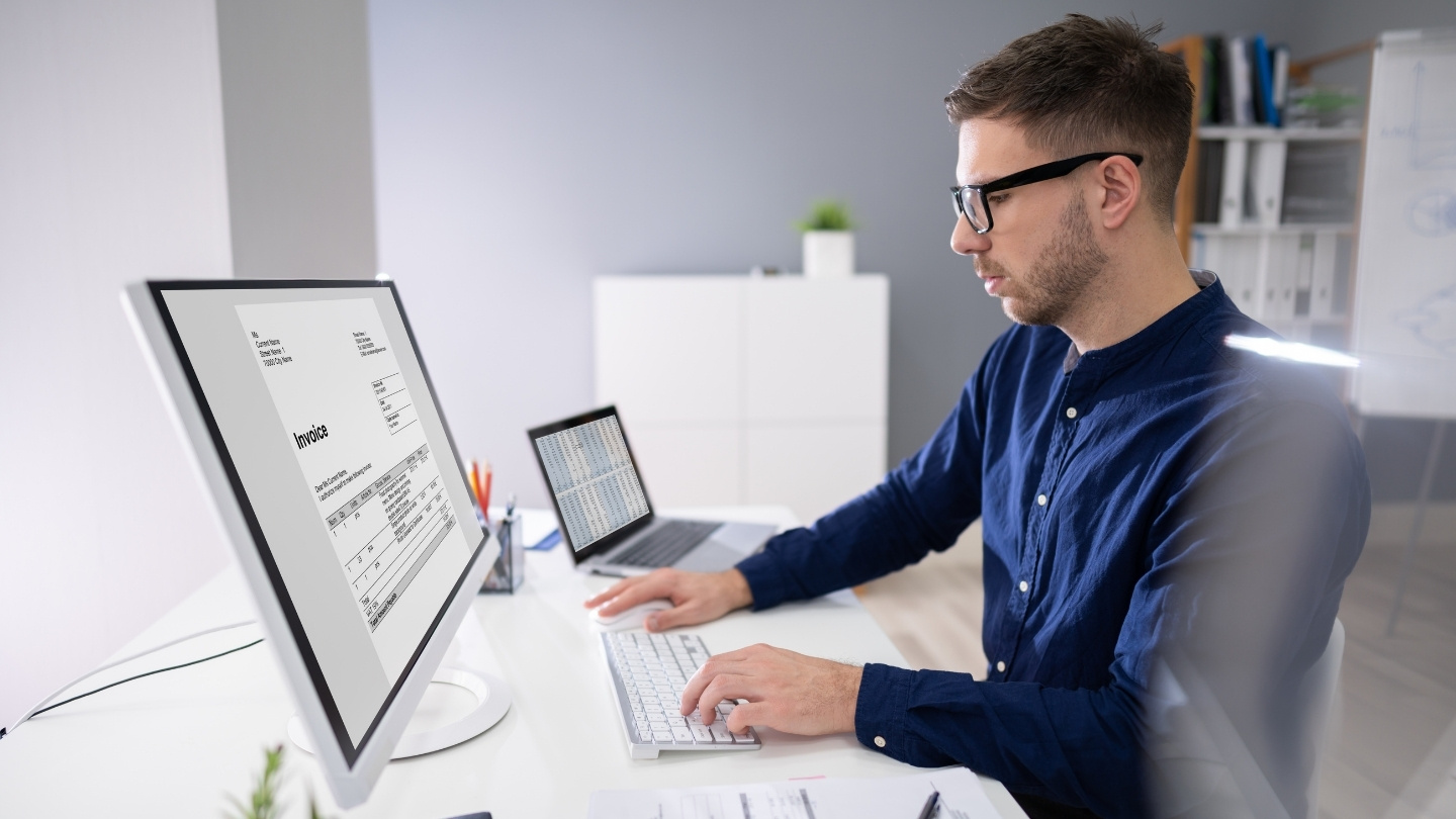 homme réalisant une facture éléctronique