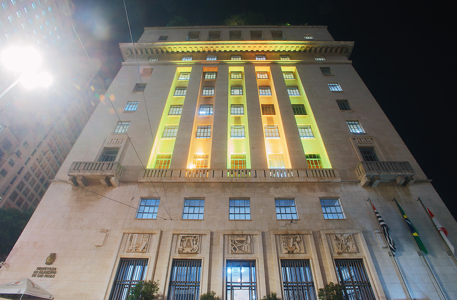 Sede da Prefeitura de São Paulo iluminada com as cores verde e amarelo, em homenagem aos atletas brasileiros