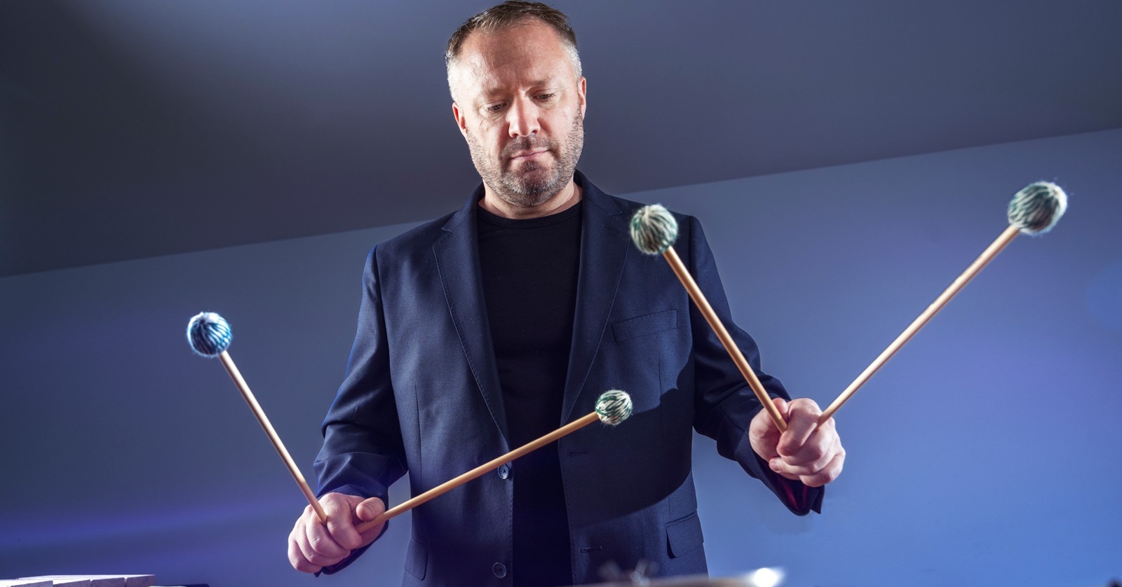 Percussionista Colin Currie usando baquetas em foto de divulgação