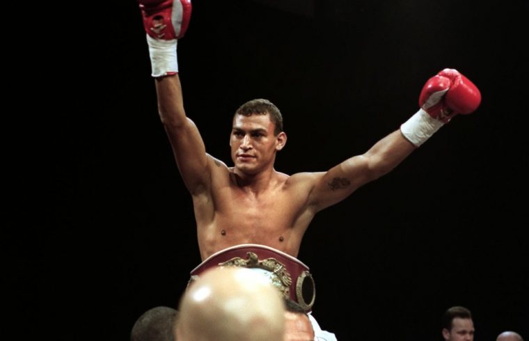 Popó sendo carregado após vencer uma luta de boxe