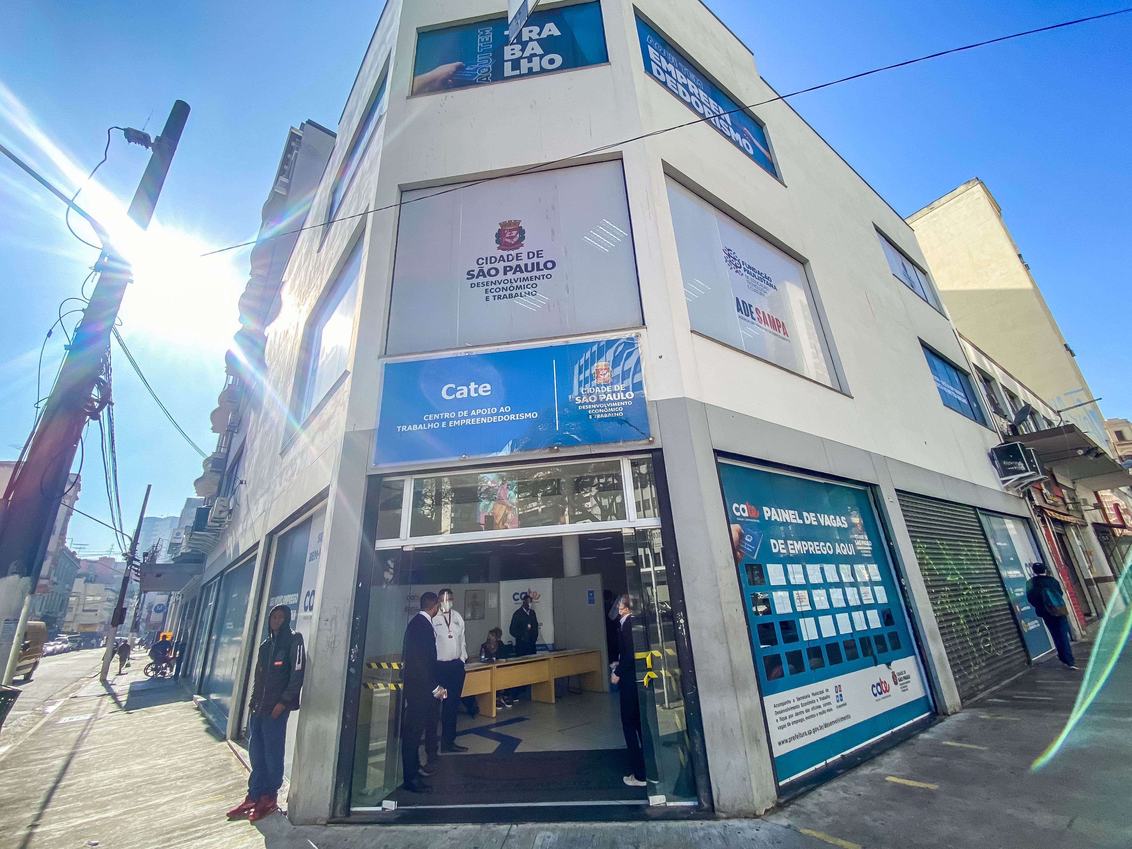 Fila de cadastro durante mutirão de emprego na região central de São Paulo 