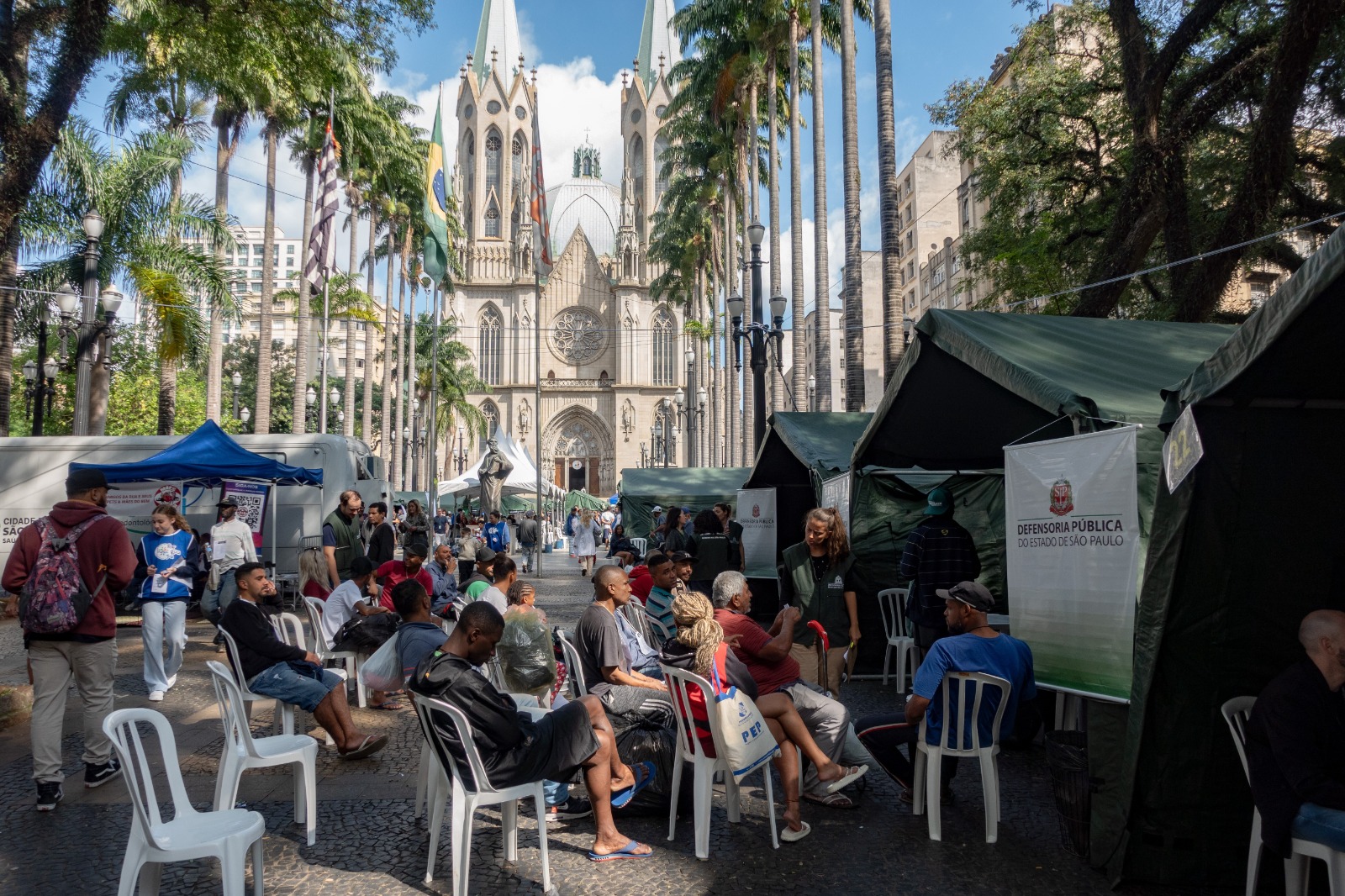 Serviço social da 6ª edição do POP Rua Jud Sampa na Praça da Sé