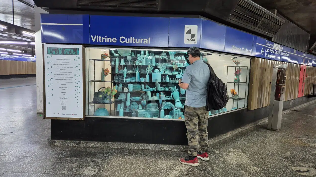 Vitrine Cultural exibida na Estação São Bento, na Linha 1-Azul