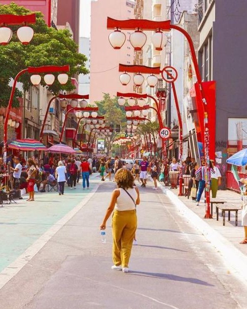 Pedestre andando no bairro da Liberdade 