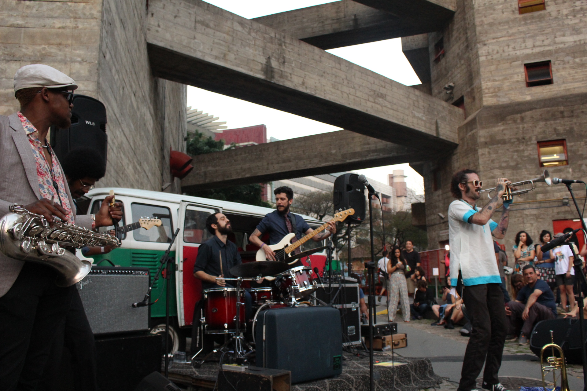 O grupo musical Jazz na Kombi durante apresentação na fábrica do Sesc Pompéia