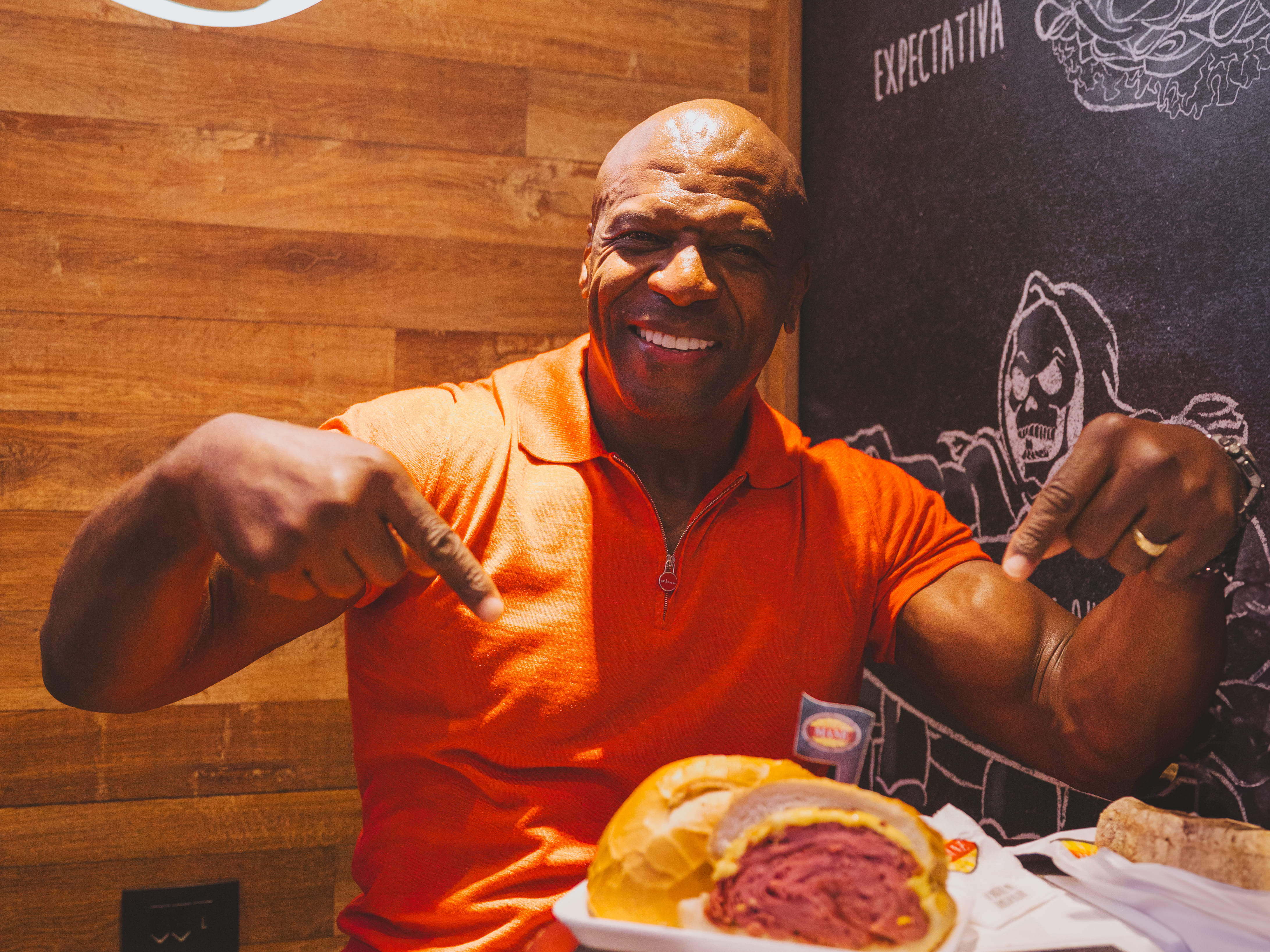 Terry Crews comendo sanduíche de mortadela no Mercadão
