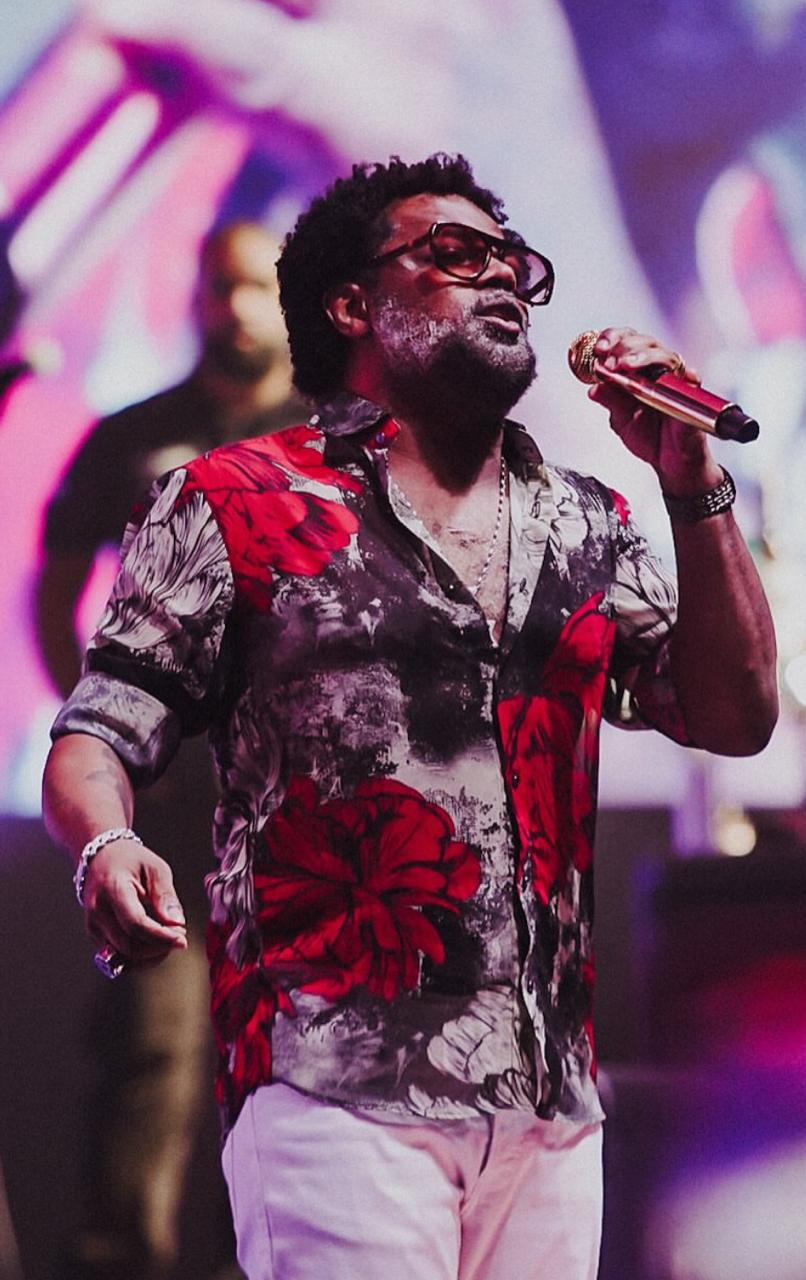 Cantor Xande de Pilares durante apresentação em show 