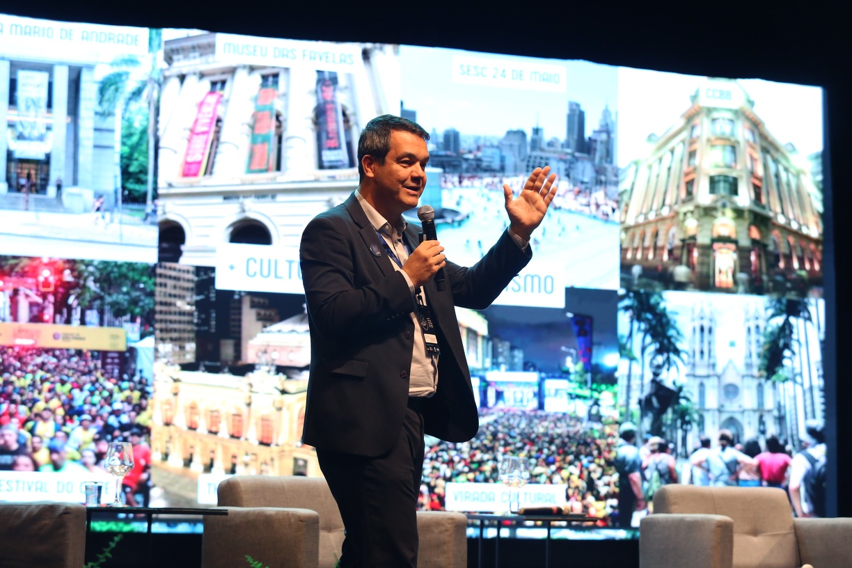 Secretário Municipal das Subprefeituras, Fabrício Cobra, durante apresentação em Campinas