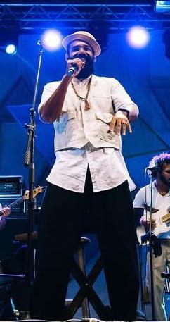 Cantor Russo Passapusso durante show 