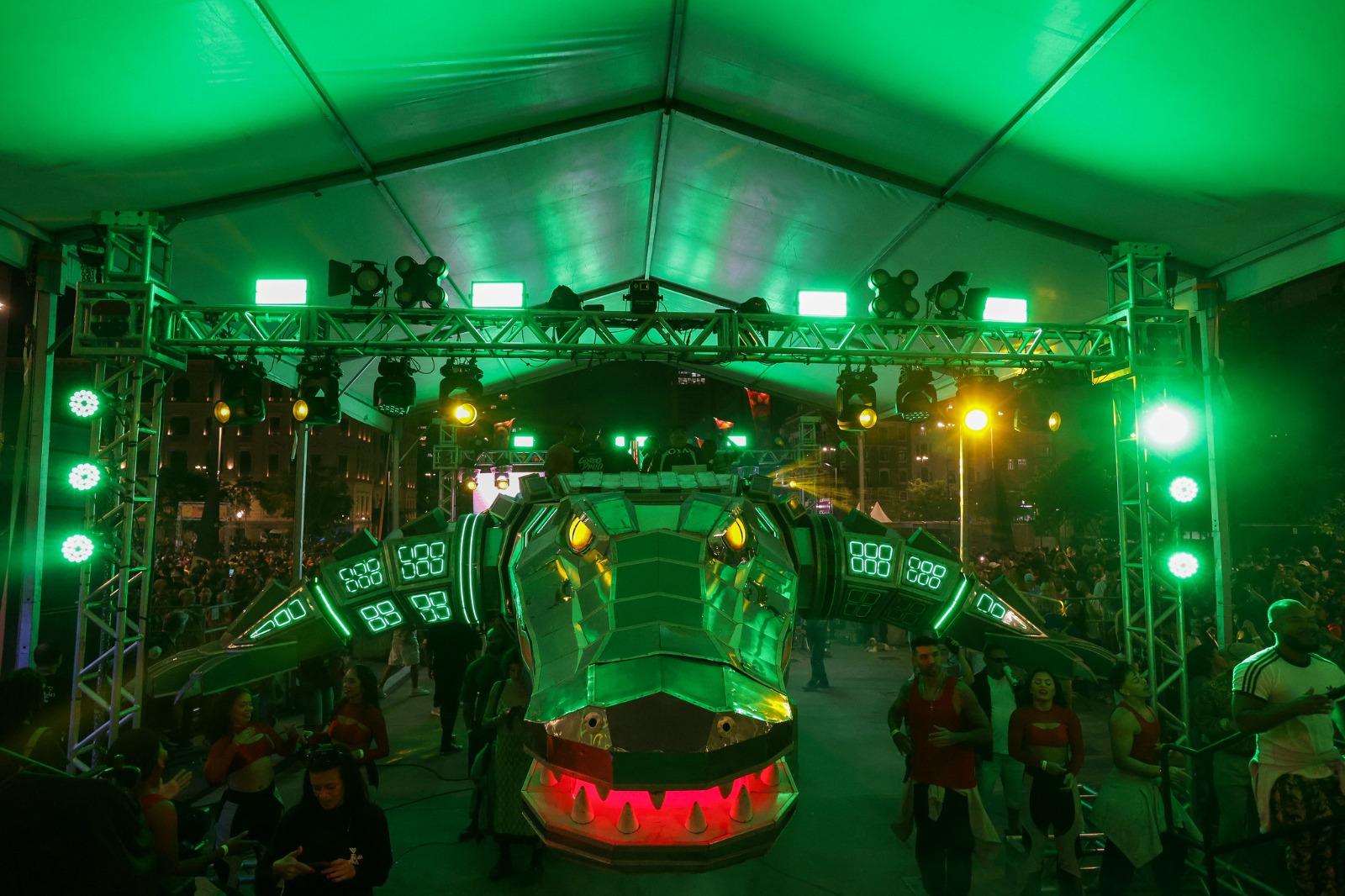 Intervenção artística de escultura metálica em forma de crocodilo