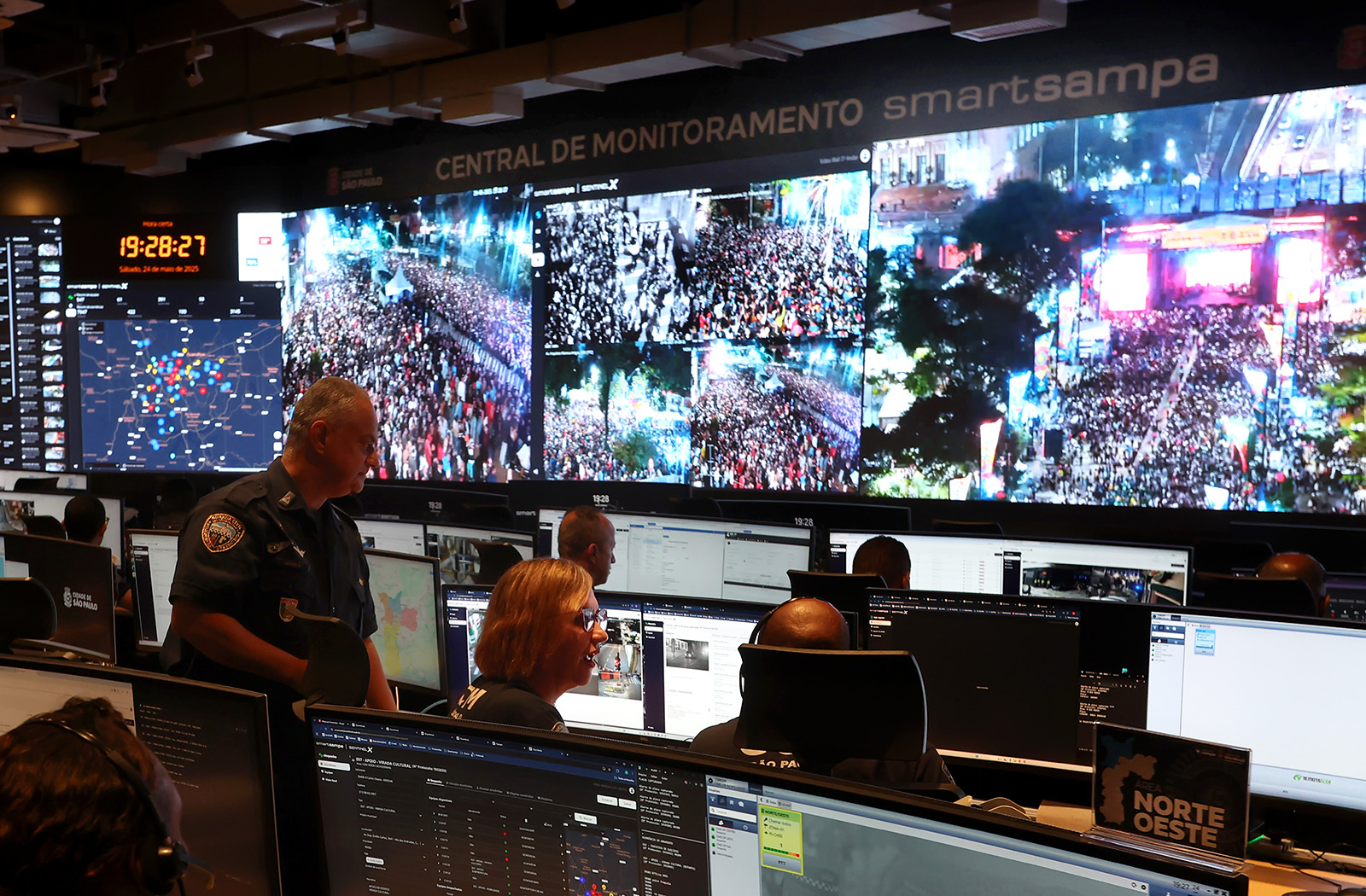 Policiais atuando na central de monitoramento Smart Sampa
