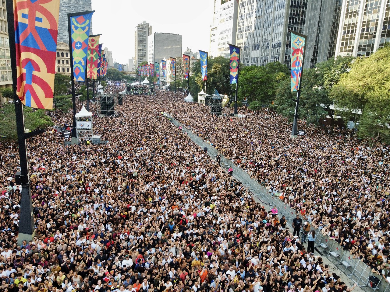 Imagem do Vale do Anhangabaú durante a realização da Virada Cultural 2025