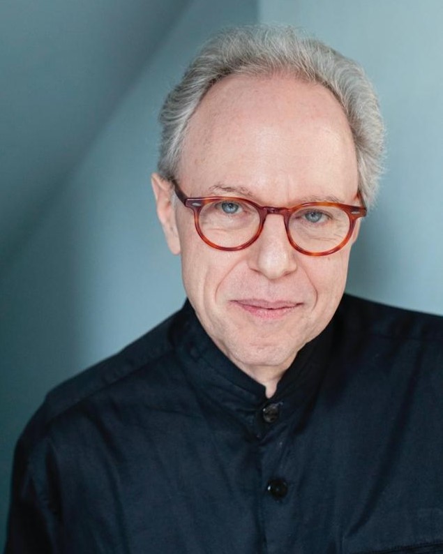 Arthur Nestrovski em foto de divulgação de um projeto 