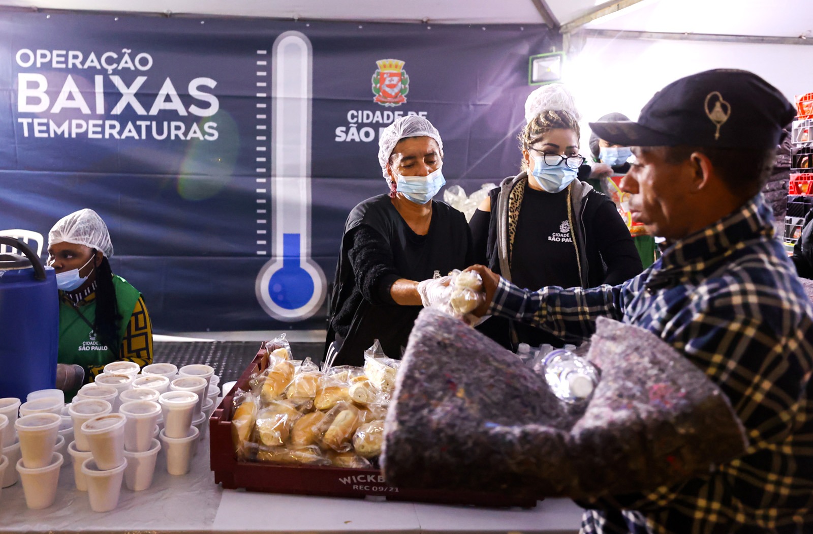 Imagem de pessoas em situação vulnerável recebendo auxílio em uma das tendas da Operação Baixas Temperaturas