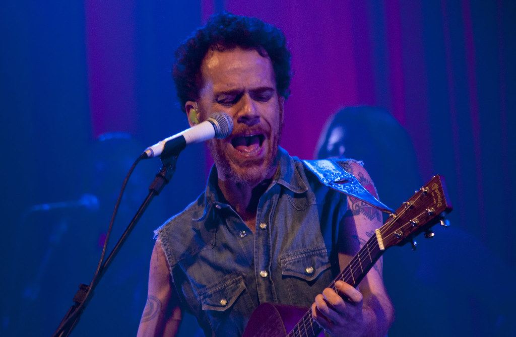 Nando Reis durante um show