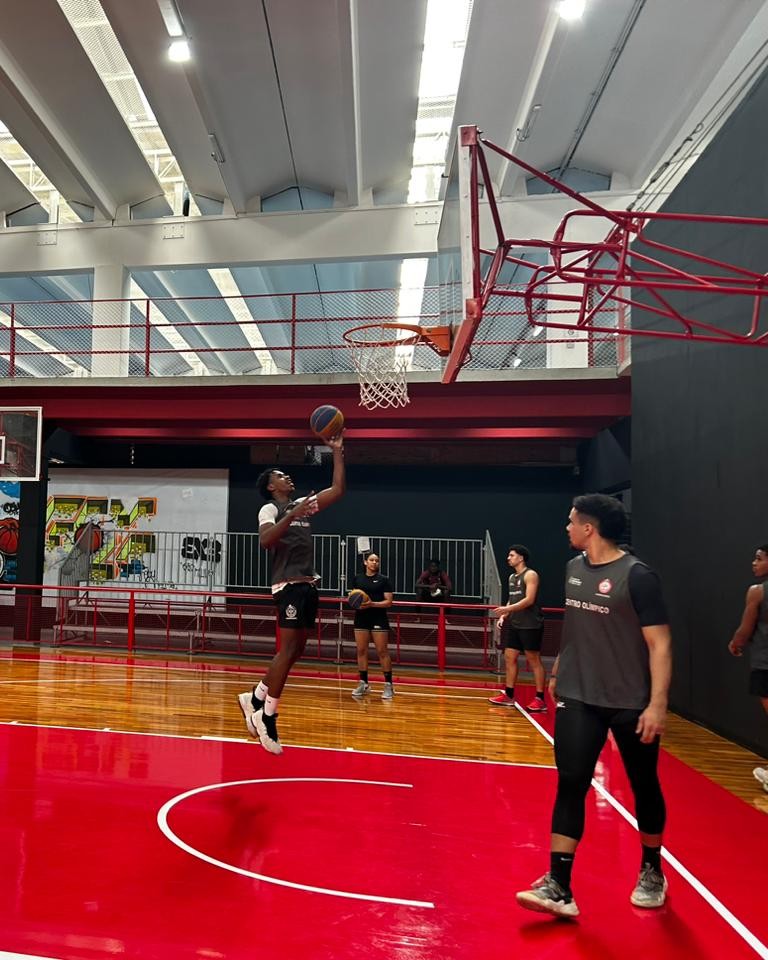 Jovem jogando basquete