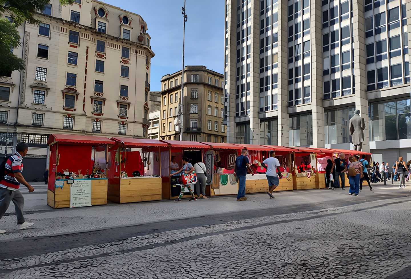 Feira de Artesanato realizada pelo programa Mãos e Mentes Paulistanas na Praça do Patriarca