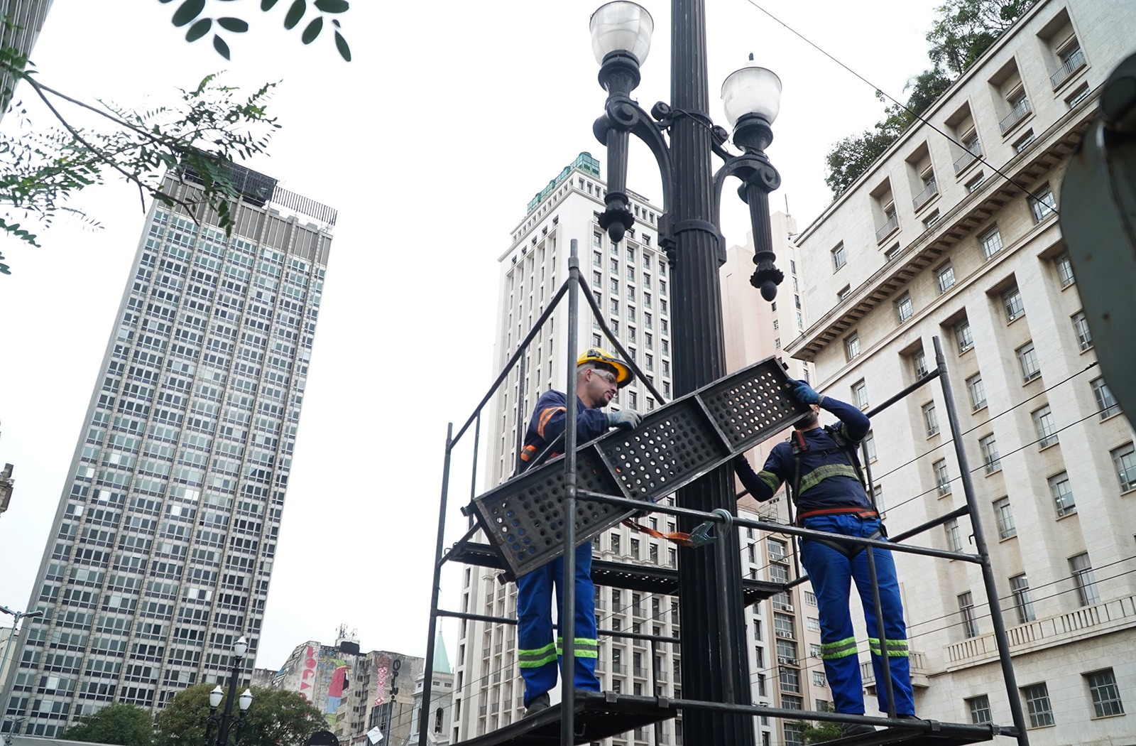 Manutenção dos postes Históricos no centro de São Paulo