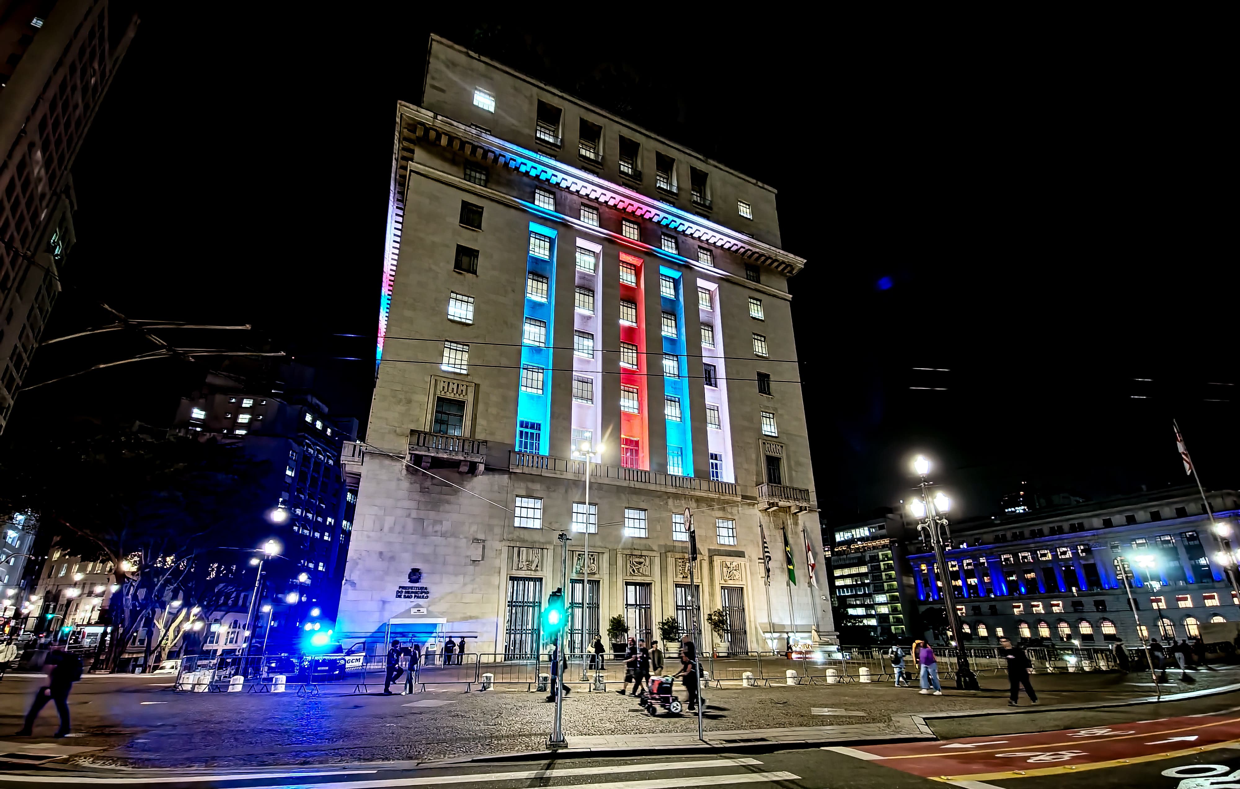 Edifício Martinelli colorido com as cores da bandeira francesa