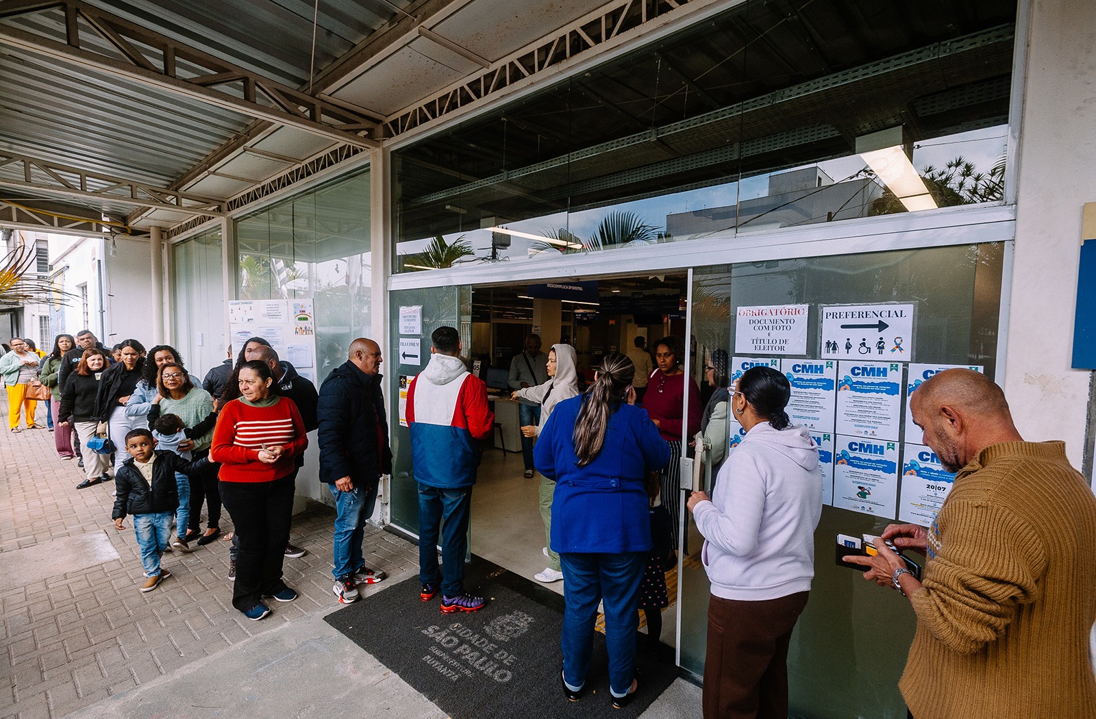 Fila de atendimento na Secretaria Habitacional do Município de São Paulo 