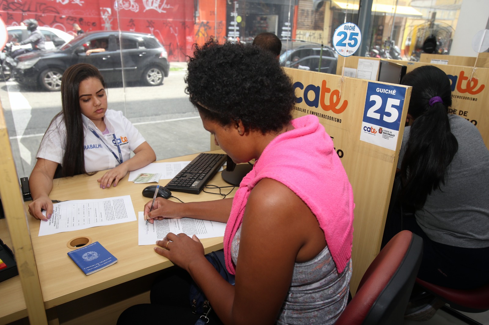Pessoa em busca de emprego sendo atendida em uma unidade do Cate