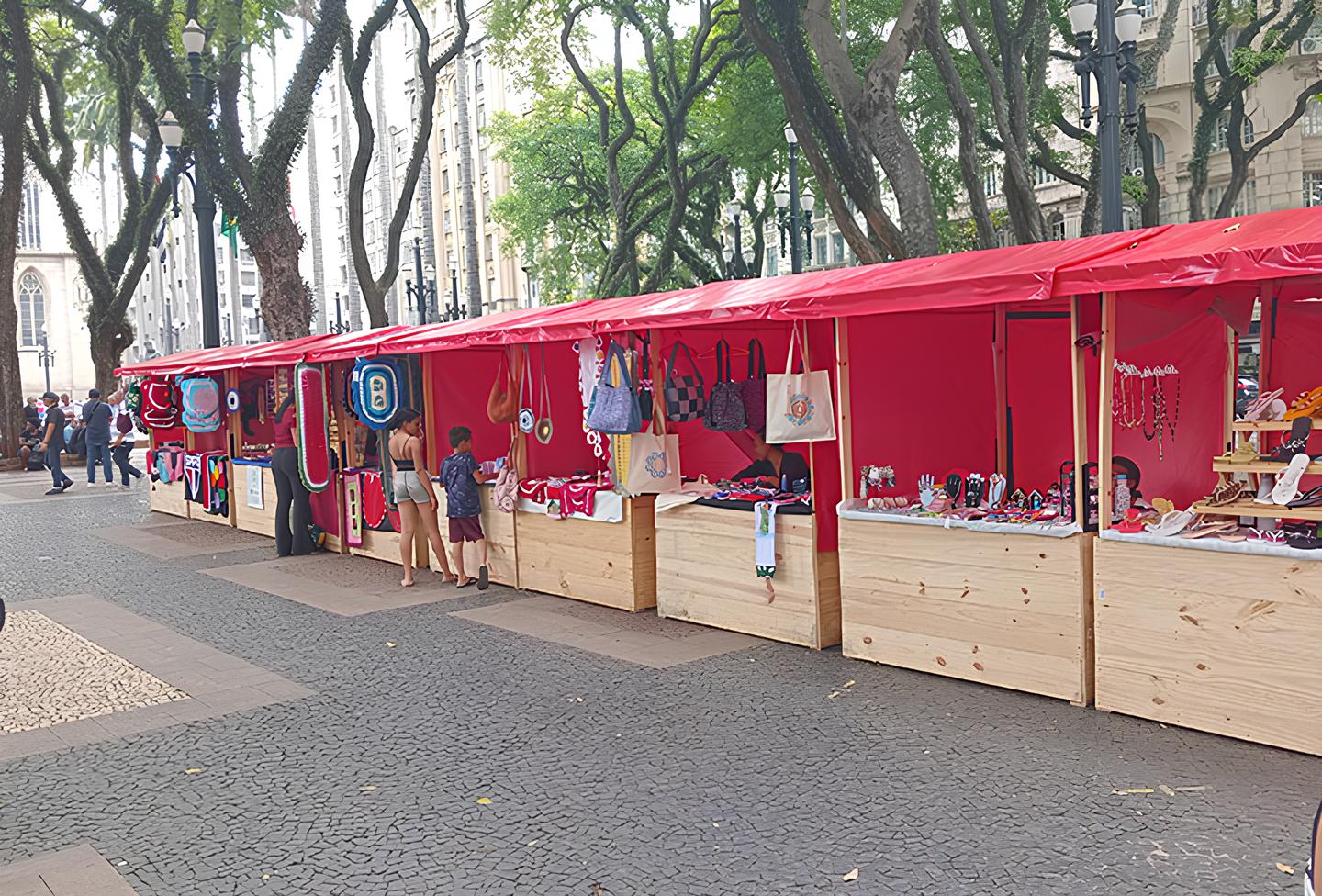 Feira de artesanato Mãos e Mentes Paulistanas, realizada na Praça da Sé.