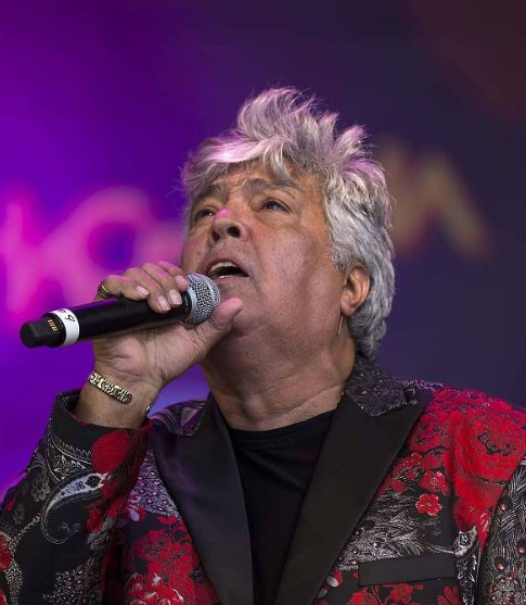 Sidney Magal se apresentando durante show