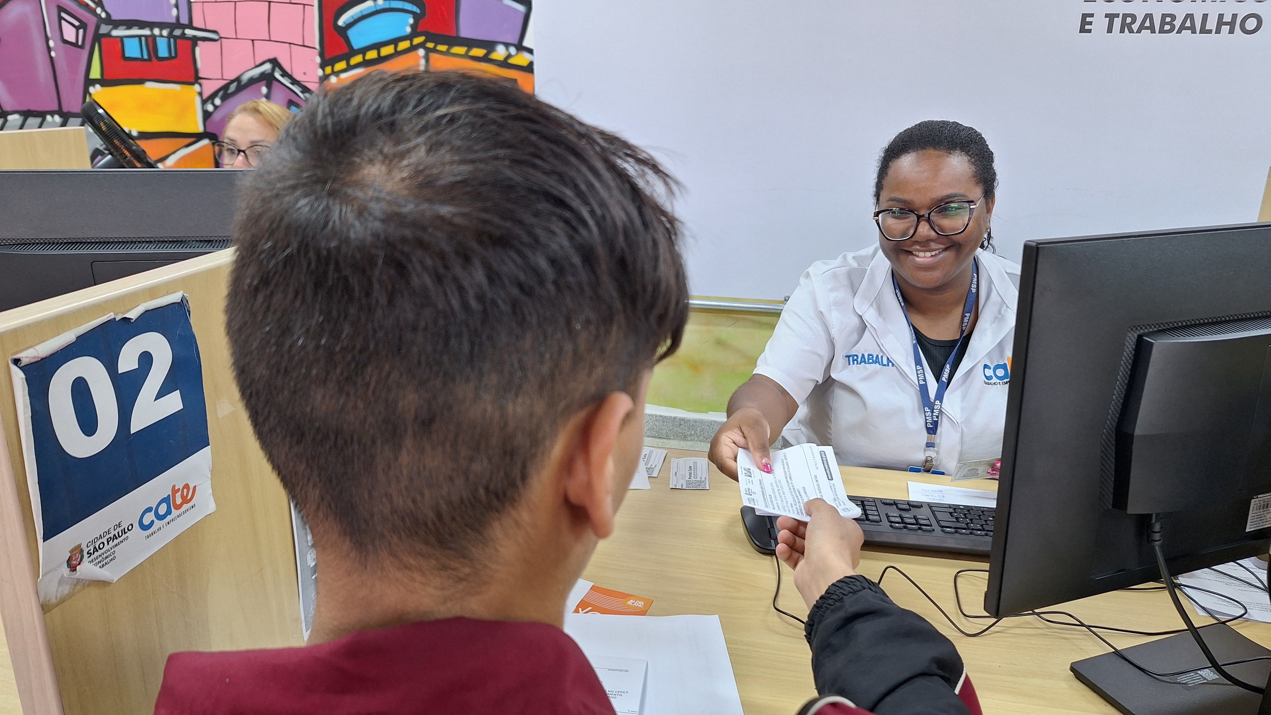 Profissional do CATE realizando atendimento de um cidadão que está se cadastrando