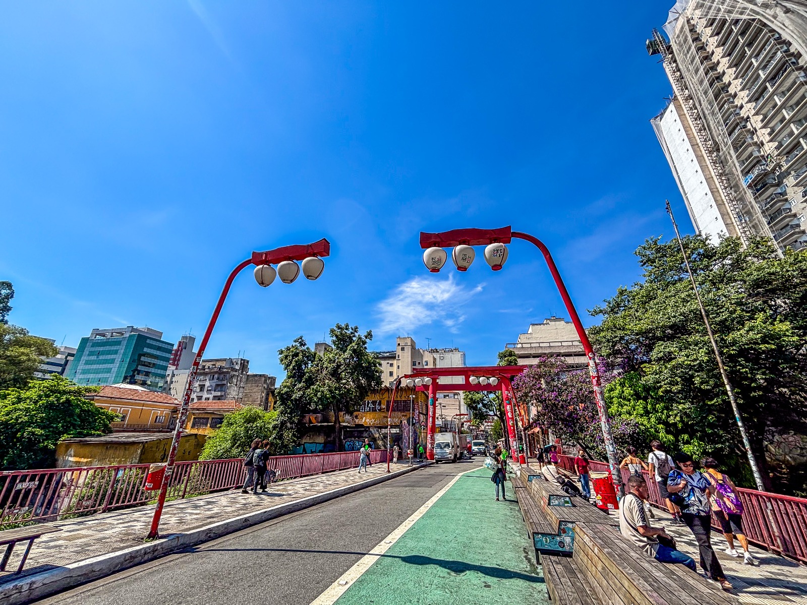 Viaduto tradicional no bairro da Liberdade 