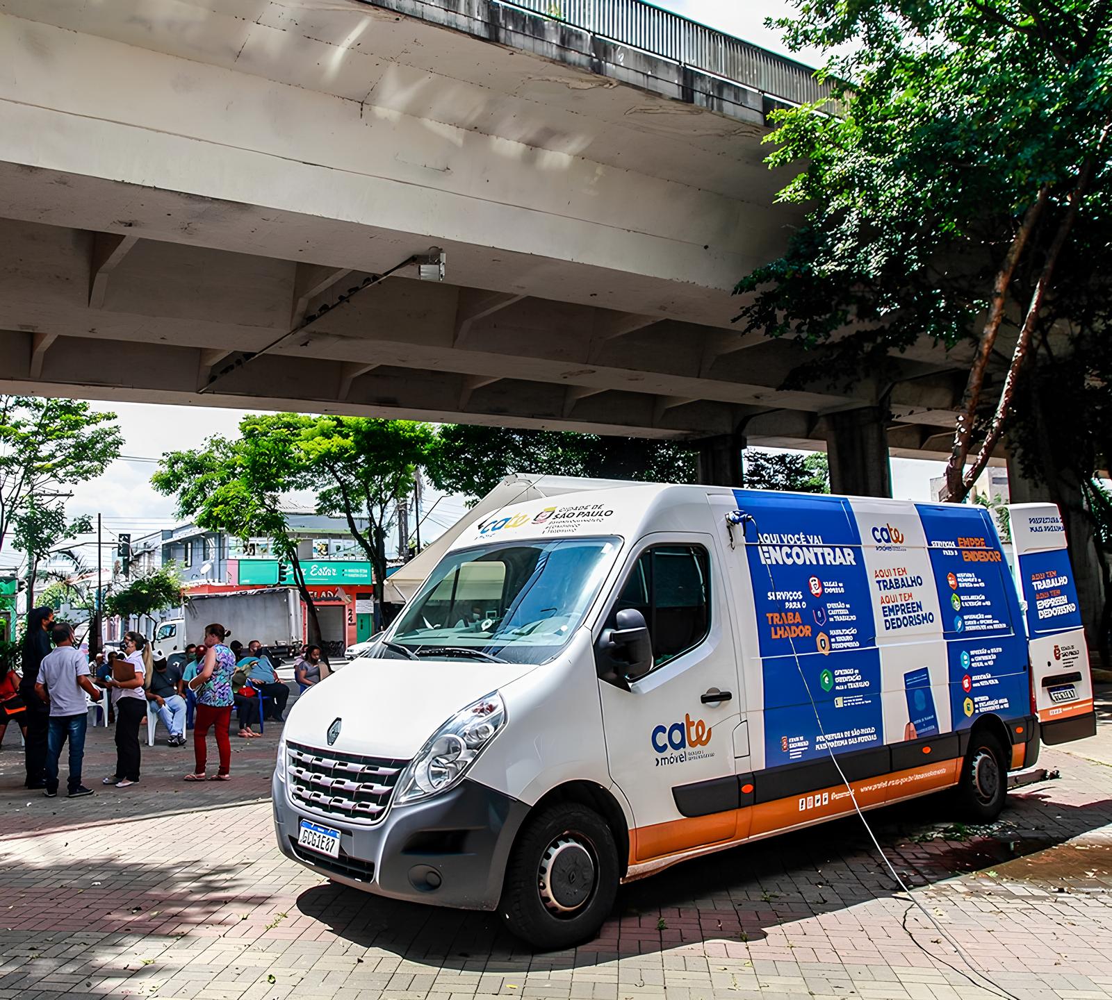 imagem de um cate móvel, uma van adesivada com a identidade visual do CATE