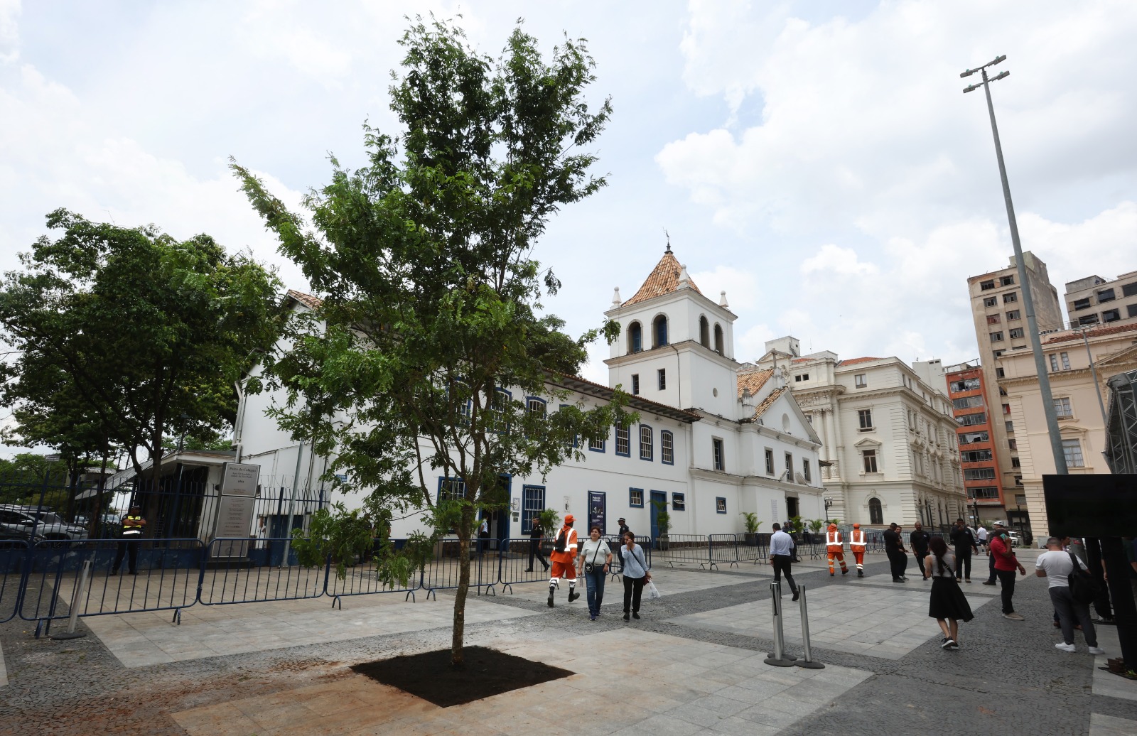 Foto do Patteo do Collégio e a nova árvore plantada, um pau brasil. 