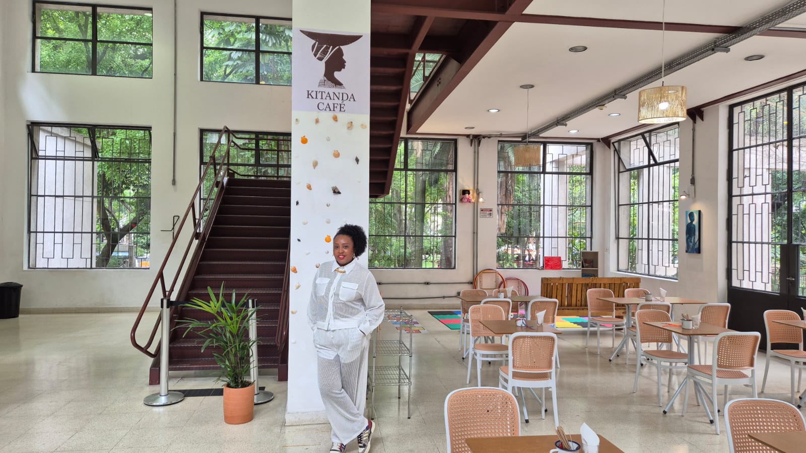 Foto do espaço da Kitanda Café, dentro da Biblioteca Mario de Andrade. 